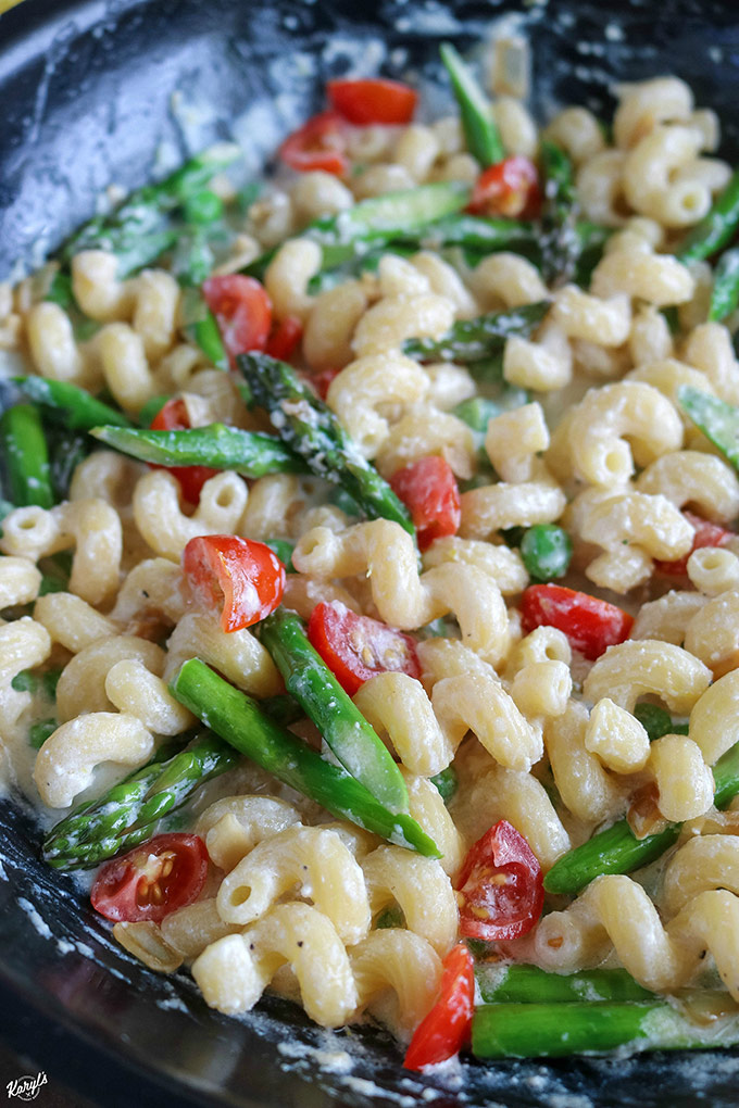close up shot of nearly finished pasta in a black skillet